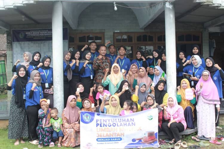 Kelompok 09 KKN-T UNIPMA Sulap Limbah Minyak Jelantah Jadi Sabun