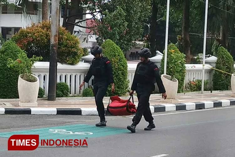 Brimob Polda Jatim Amankan Barang Mencurigakan di Depan Balai Kota Kediri