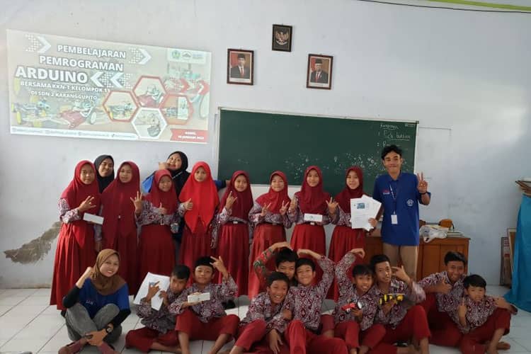 Pembelajaran Program Arduino di SDN 2 Karanggupito oleh Mahasiswa Kelompok 11 KKN-T MBKM UNIPMA