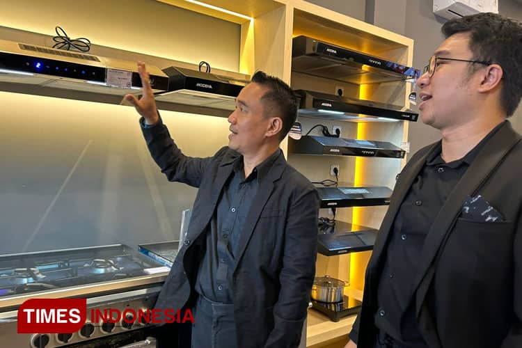 Purifier Hood Teknologi IoT Mewarnai Produk Kitchen Set Modena