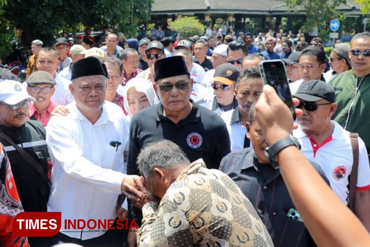 Resmi Pensiun sebagai ASN, Ribuan Warga Antarkan Harda Kiswaya ke Rumahnya