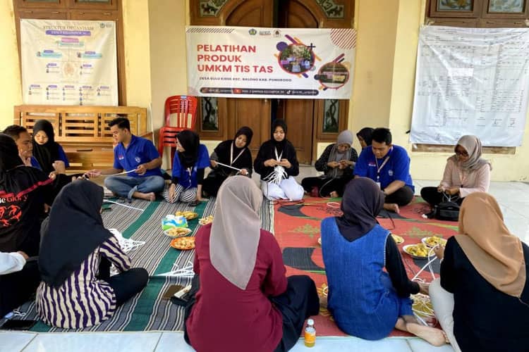 Pelatihan Produk UMKM TIS TAS oleh Mahasiswa Kelompok 36 KKN-T UNIPMA