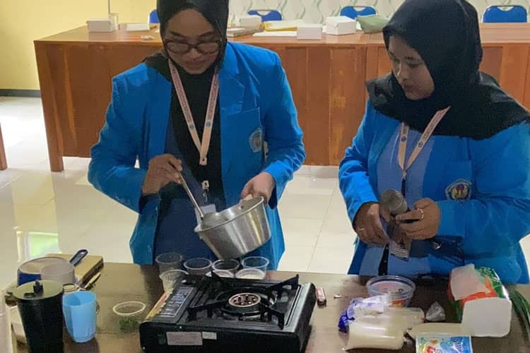 Cegah Stunting, Mahasiswa KKN-T UNIPMA Ajak PKK Bulu Kidul, Ponorogo Produksi Puding Kelor