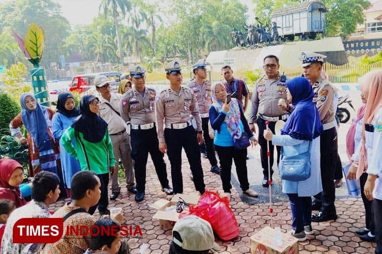 Polres Bondowoso Edukasi Pengendara Beri Kesempatan Disabilitas Saat Menyeberang