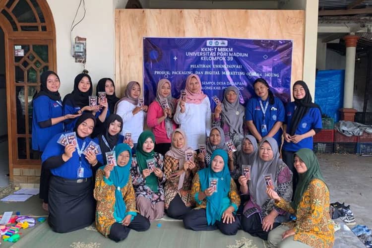 KKN-T UNIPMA Madiun Latih Packaging Produk Marning "JAMASE" di Dadapan, Ponorogo