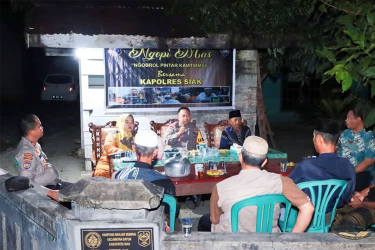 Tak Kenal Lelah, Kapolres Siak Cek Pos Siskamling Hingga Dini Hari Dengarkan Keluhan Warga