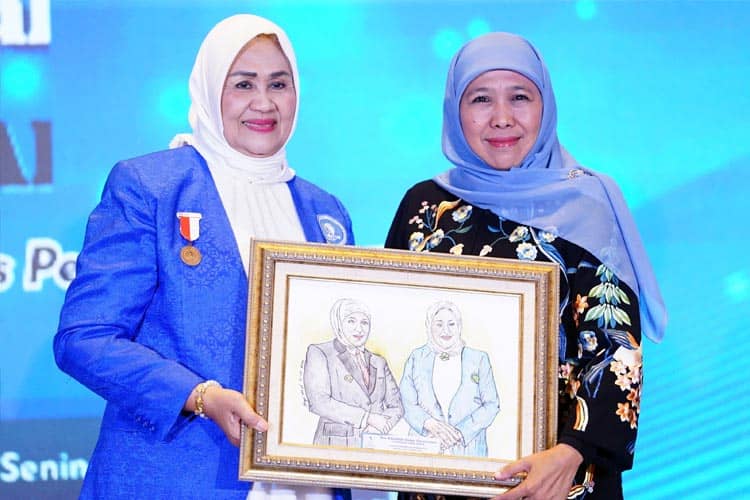 Terima Penghargaan Tokoh Wanita Inspiratif, Gubernur Khofifah Sebut Perempuan Jatim Sarat Kontribusi
