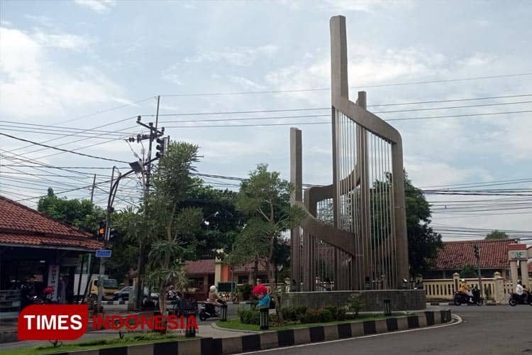 Menyingkap Makna Tugu Botol Kecap Majalengka yang Ikonik