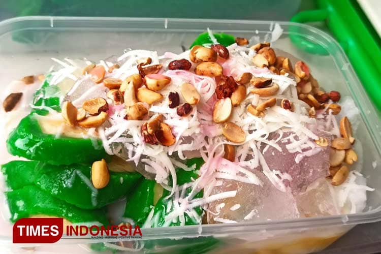 Menikmati Es Pisang Ijo Mantan Inces, Inovasi Baru Kuliner Majalengka