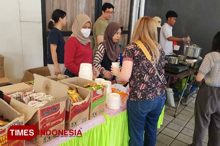 Petugas KPPS Jeruk Raffles Citraland Surabaya Sulap TPS Jadi Warung Kopi 