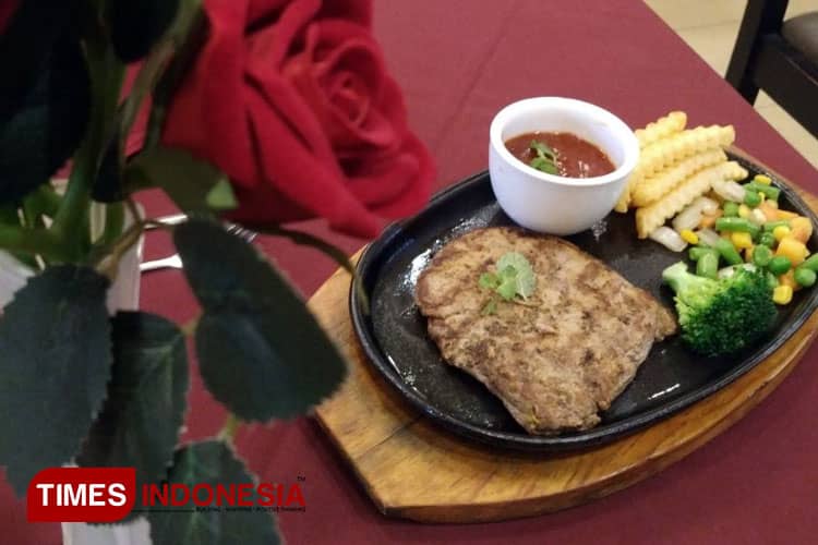 Steak Lezat, Hangatkan Makan Malam Valentine Romantis di Kediri