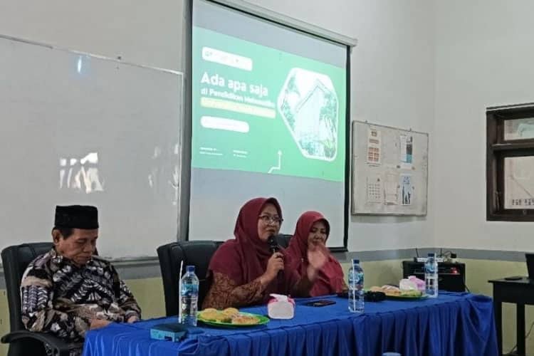Pendampingan Pembuatan Media Pembelajaran Flipaclip Unisma Malang untuk Guru SMK Al-Khozini Gondanglegi