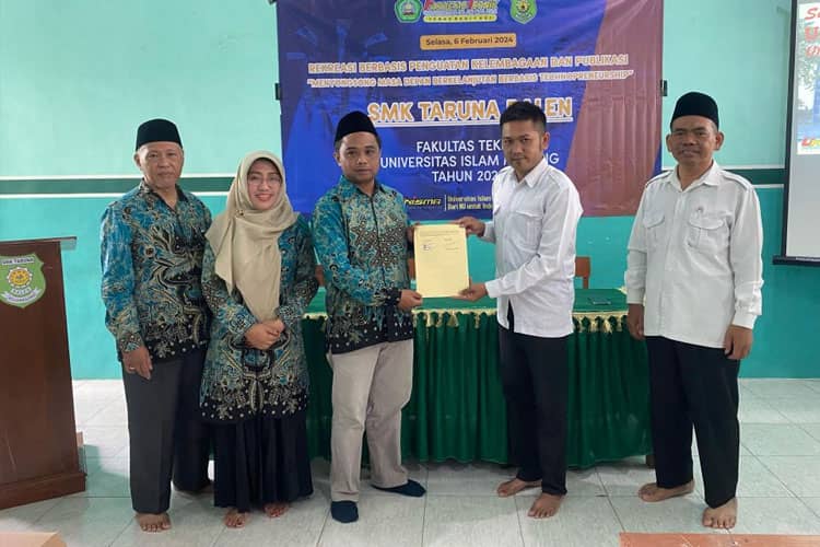 Fakultas Teknik Unisma Malang Mengajak Siswa Memanfaatkan Sampah Plastik Menjadi BBM