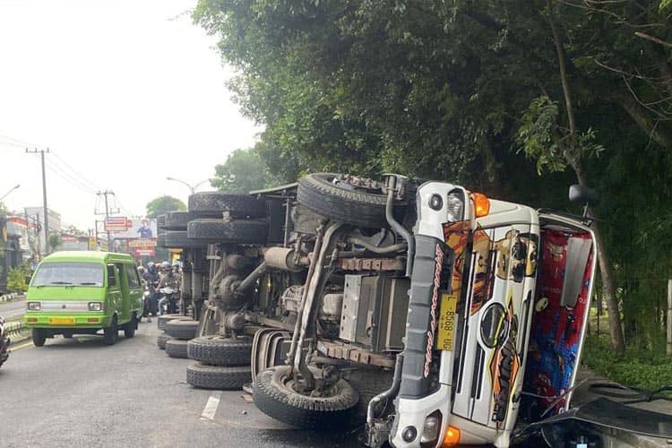 Sempat Terhambat Akibat Truk Terguling, Jalur di Singosari Malang Kembali Normal