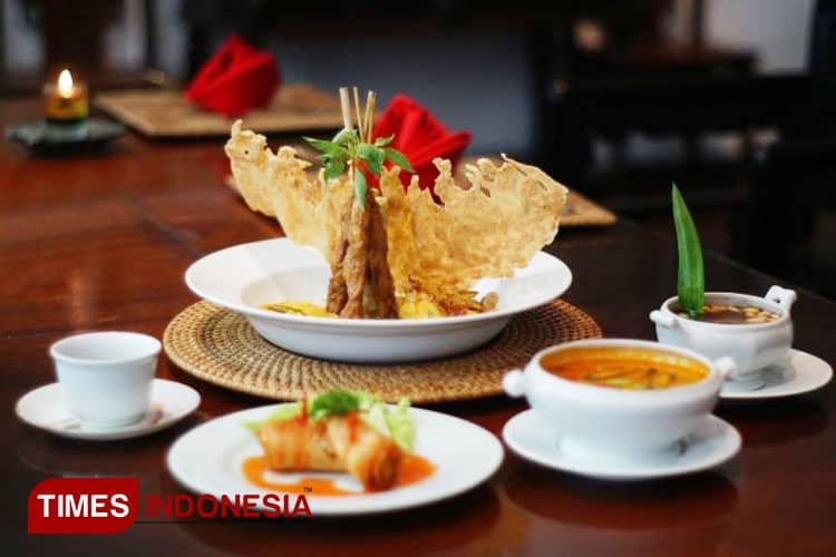 Lontong Tjap Go Meh di Tugu Dining Jakarta: Perjalanan Kuliner yang Meriah