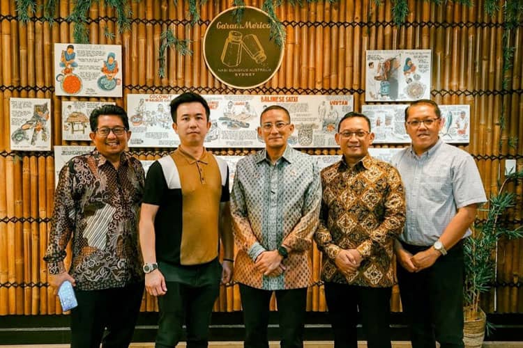 Menparekraf Sandiaga Makan Nasi Bungkus di Resto Garam Merica Sydney