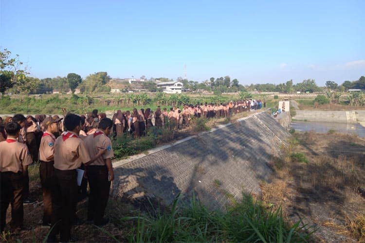 SMPN 2 Kasembon Membangun Karakter Siswa Melalui Jumat SKAL