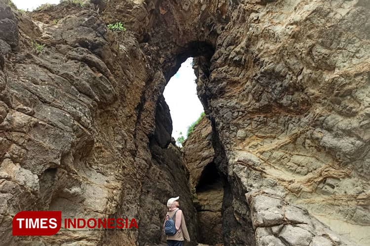 Bukan di Bali, Panorama Gunung Pawon, Tebing Membentuk Goa di Selatan Jember