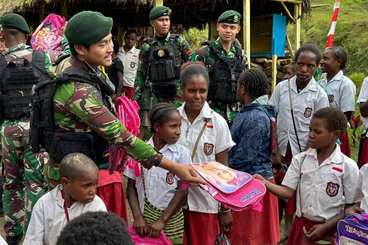 Songsong HUT ke-63 Kostrad, Yonif 433/JS Bagikan Sarana Sekolah di Papua