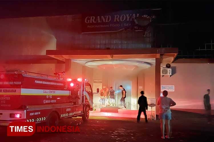 Gedung Karaoke Restoran Grand Royal Banyuwangi Dilalap Sijago Merah