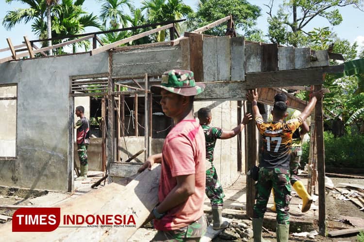 Rumahnya Dirobohkan Personel Kodim 0110/Abdya, Seorang Janda Malah Kucurkan Air Mata Bahagia