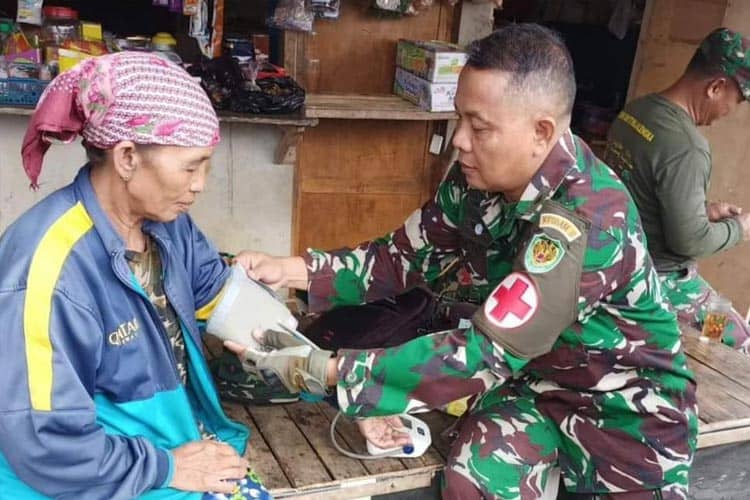Tim Kesehatan TMMD Kodim 0617 Majalengka Berikan Layanan Gratis