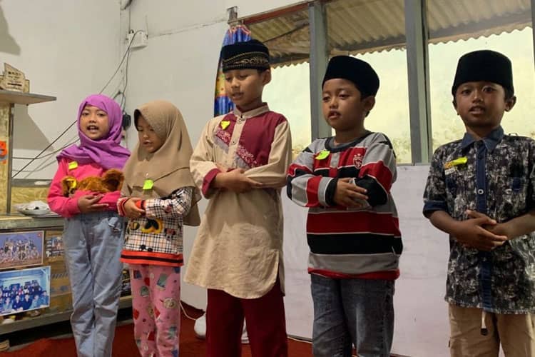 KSM Ekuivalensi Unisma Malang Ajarkan Praktik Shalat di TPQ Sabiilul Khoir