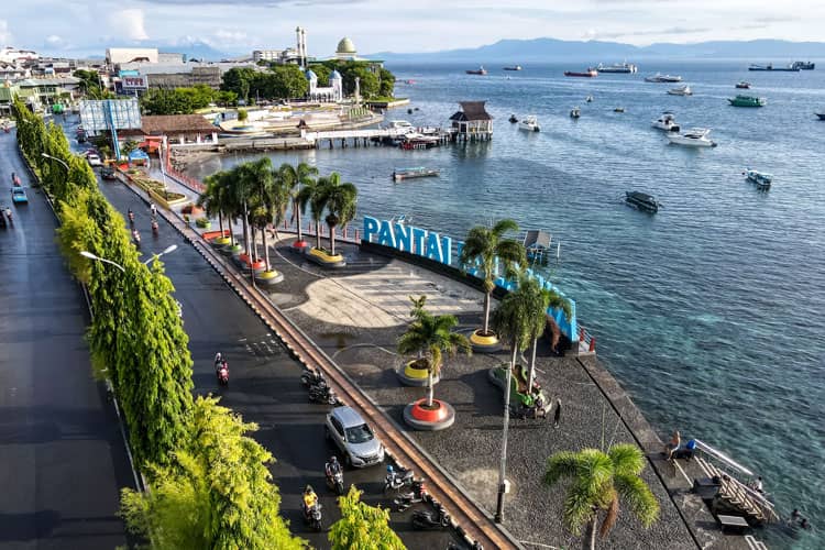 Menikmati Wajah Baru Pantai Falajawa di Kota Ternate