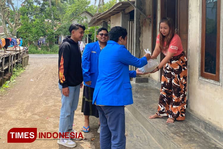 Harga Beras Mahal, Aktivis Mahasiswa di Bondowoso Bantu Sembako Bagi Warga Membutuhkan