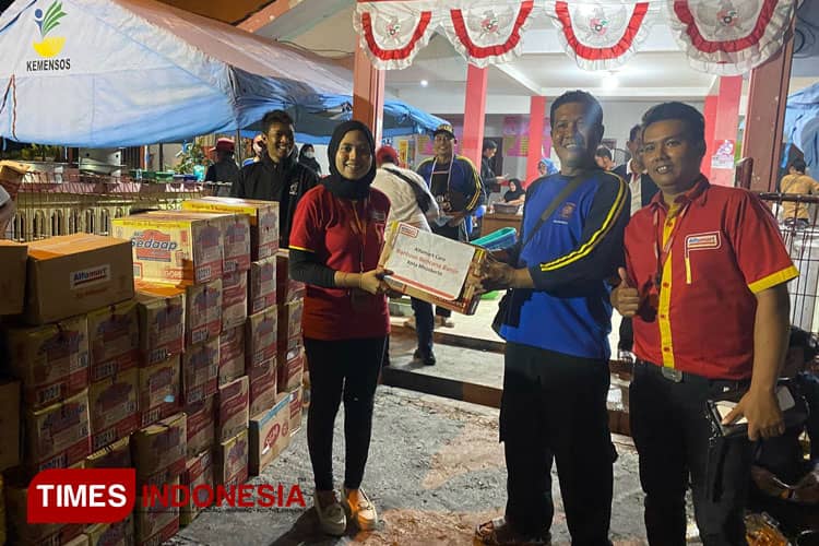 Alfamart Tanggap Bencana Banjir di Mojokerto dengan Salurkan Bantuan