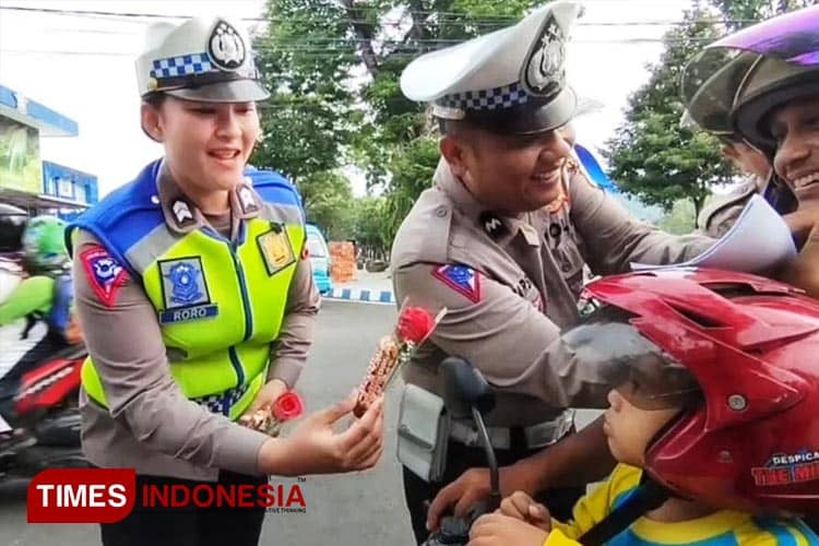 Helm Gratis dan Coklat Manis, Cara Polres Pacitan Tingkatkan Kesadaran Berlalu Lintas