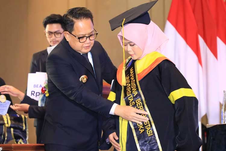 Wisuda UT Malang, Pj Gubernur Jatim Ajak Wisudawan Mengabdi untuk Kemajuan Bangsa