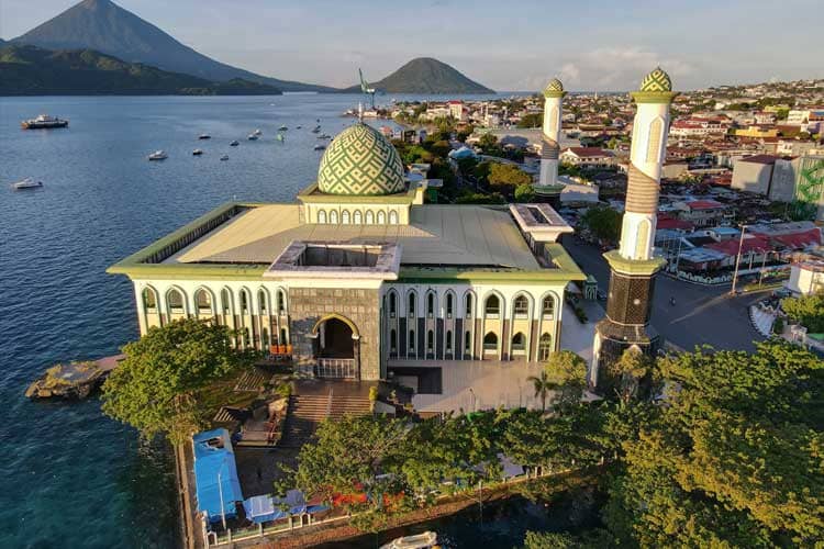 Pesona Masjid Al-Munawar, Keindahan Spiritual di Atas Permukaan Laut Ternate