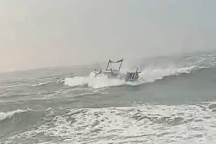 Perahu Terbalik Dihantam Gelombang Tinggi di Pesisir Pantai Selatan Cipatujah