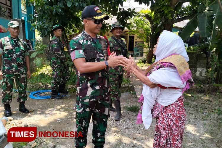 Satgas TMMD Lamongan Menanam Benih Kebaikan melalui Bibit Ikan