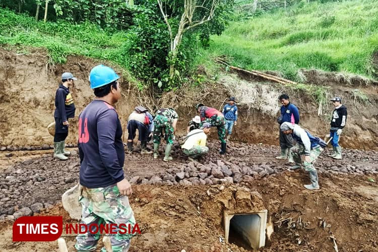 Meski Puasa Ramadan, Satgas TMMD Kodim 0617 Majalengka Tetap Semangat Bekerja