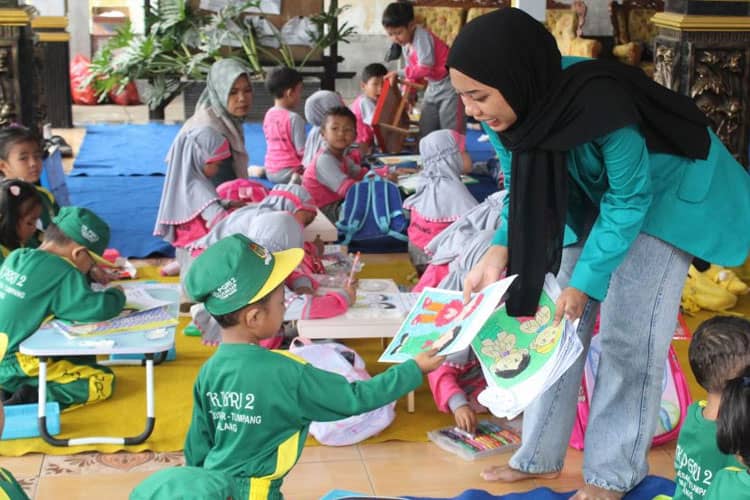 KSM-E Unisma Malang Melatih Kreatifitas Anak-anak Melalui Lomba Mewarnai