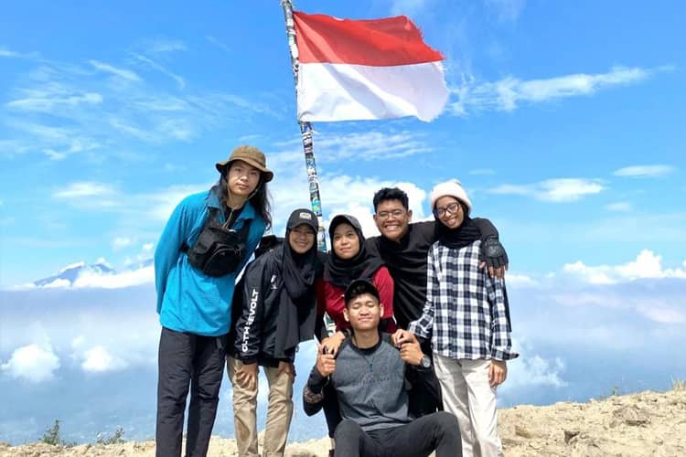 8 Tips Mendaki Gunung dengan Bijak Selama Bulan Puasa