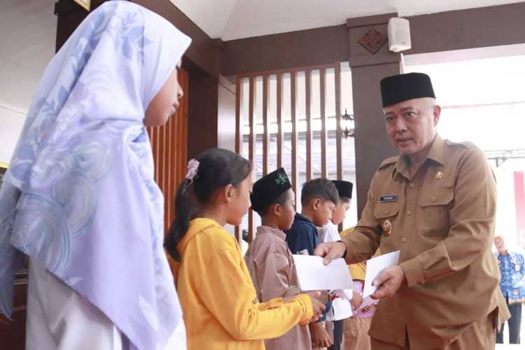 Bupati Malang Keliling Serahkan Bantuan Yatim-Piatu, Tiap Anak Terima Tunai Rp1 Juta