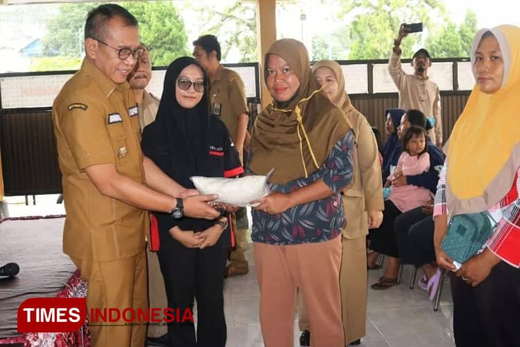 Pj Bupati Bondowoso Gandeng Pengusaha Bagikan 10 Ton Beras untuk Ribuan Warga