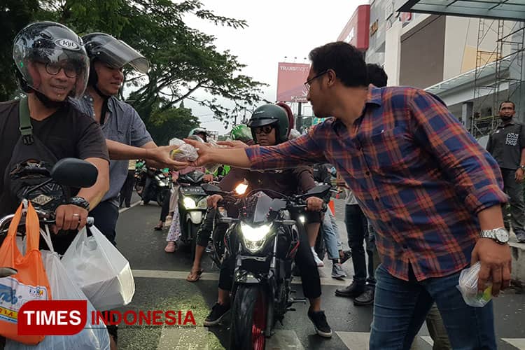 Matos Bagikan 3 Ribu Takjil Gratis, 20 Menit Ludes