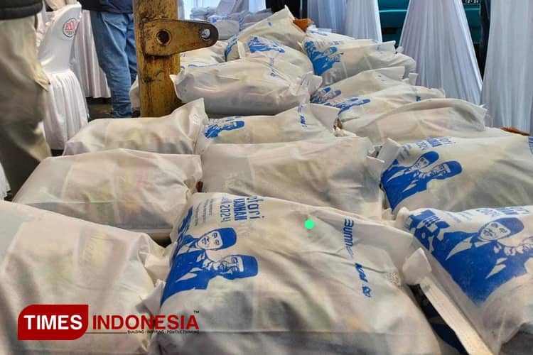 Ribuan Warga Kota Tasikmalaya Antre Paket Sembako di Safari Ramadan BUMN 2024