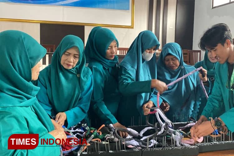 Peserta KSM-T 22 UNISMA Mengadakan Sosialisasi Pembuatan Keset bersama ibu-ibu PKK di Desa Jabung Kab Malang