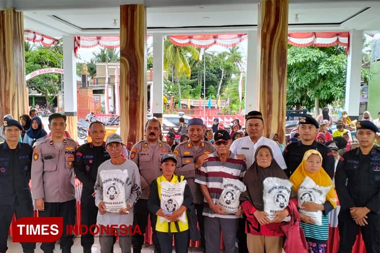 Polisi Salurkan Paket Sembako kepada Warga Sekitar Tambang Emas PT Bumi Suksesindo