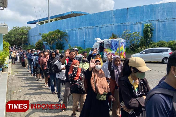 Antusias Ribuan Warga Malang Rela Antre Panjang Demi Tukar Uang Jelang Lebaran