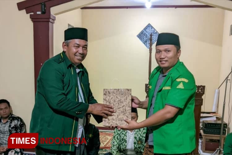 Safari Ramadan, GP Ansor Pacitan Bagikan Tanaman
