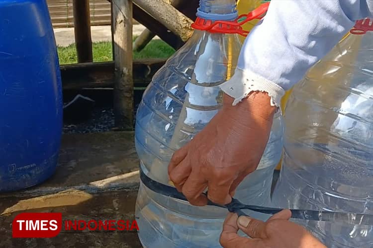 Air Asin Tanjung Jadi Buruan Pembuat Ketupat Lebaran