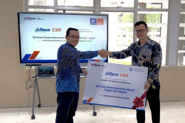 Dukung Pendidikan Berkualitas di Indonesia, Dahua Serahkan Interactive Board ke FEB UGM