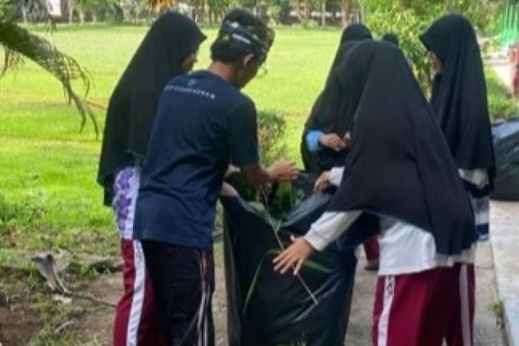 Aksi Bersih Mahasiswa UNISMA pada Hari Libur Nasional Thailand
