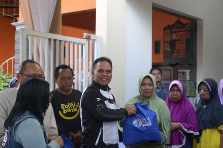 Gelar Safari Ramadhan ke-2, BRI RO Surabaya Bagikan Paket Sembako untuk Anak Yatim dan Kaum Dhuafa